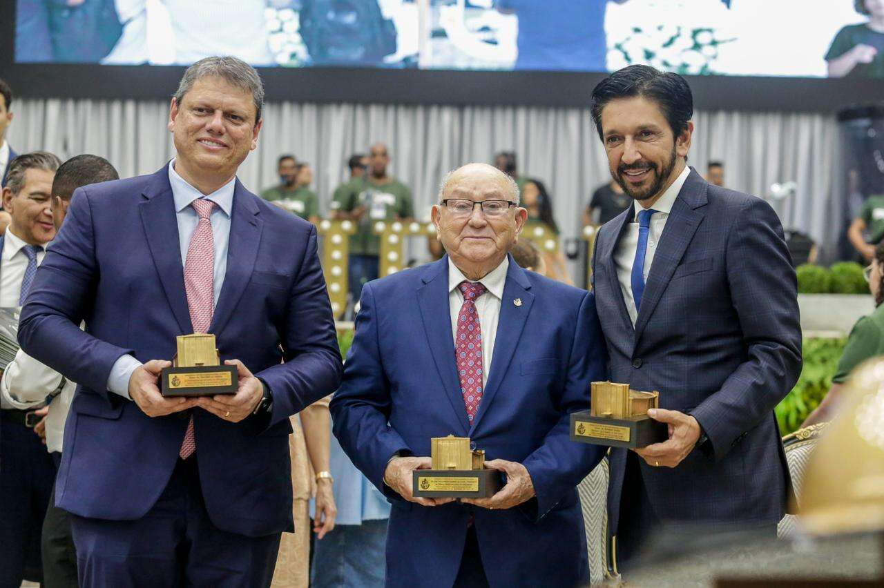 Nunes e Tarcísio vão à Assembleia de Deus após post de Marçal e pastor