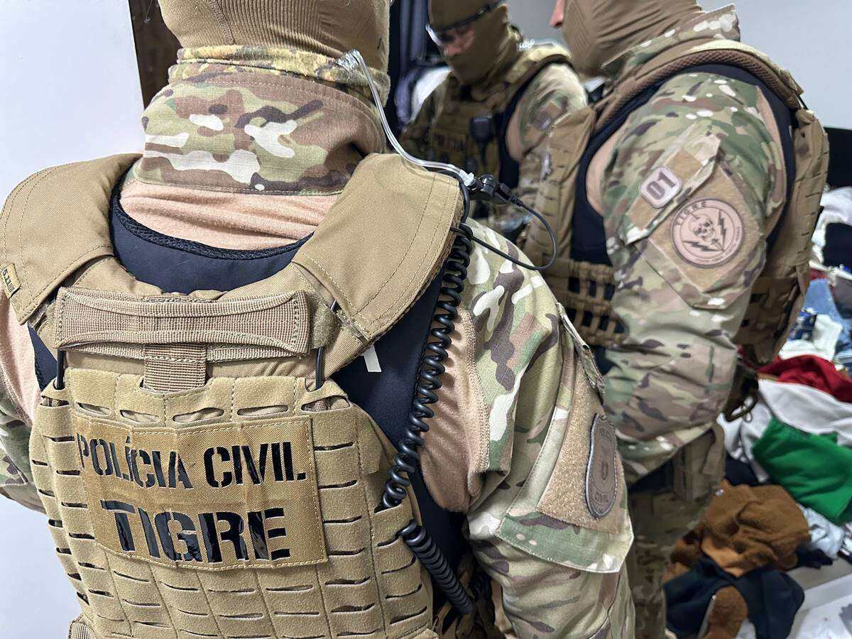 Grupo usa fuzis e coletes falsos da polícia para sequestrar e agredir vítimas