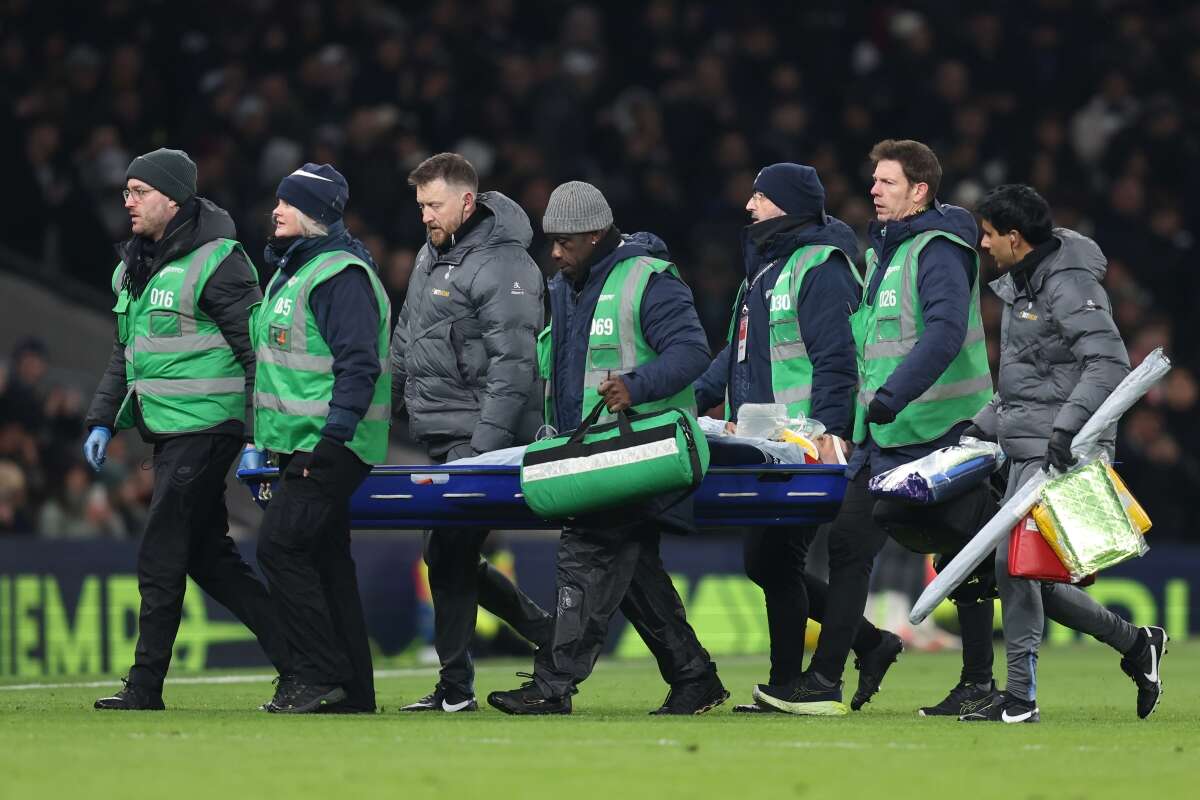 Cenas fortes: jogador do Tottenham desmaia e deixa campo de maca