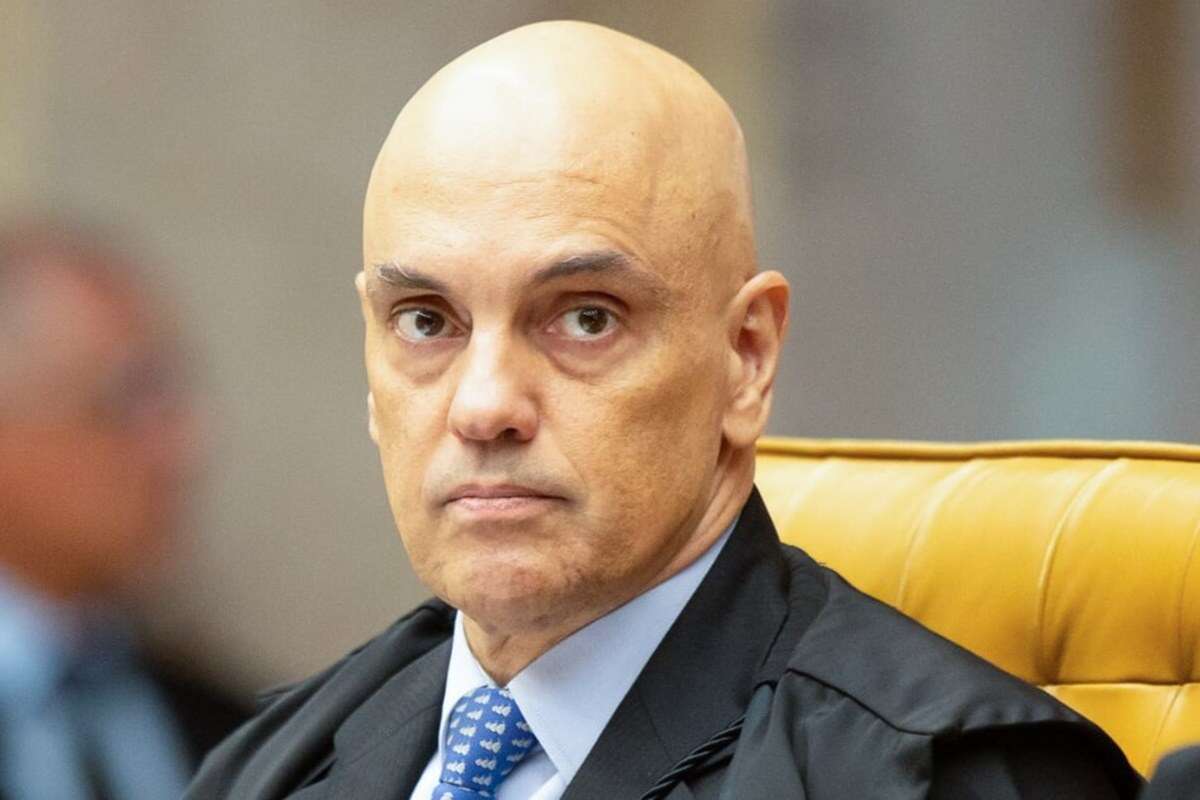 Moraes arquiva pedido para apreender passaporte de Eduardo Bolsonaro