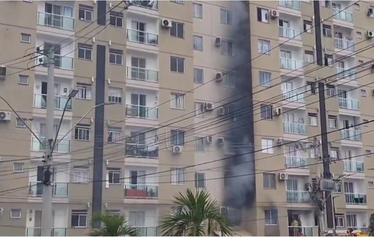 Mulher morre carbonizada dentro de apartamento durante incêndio no Rio