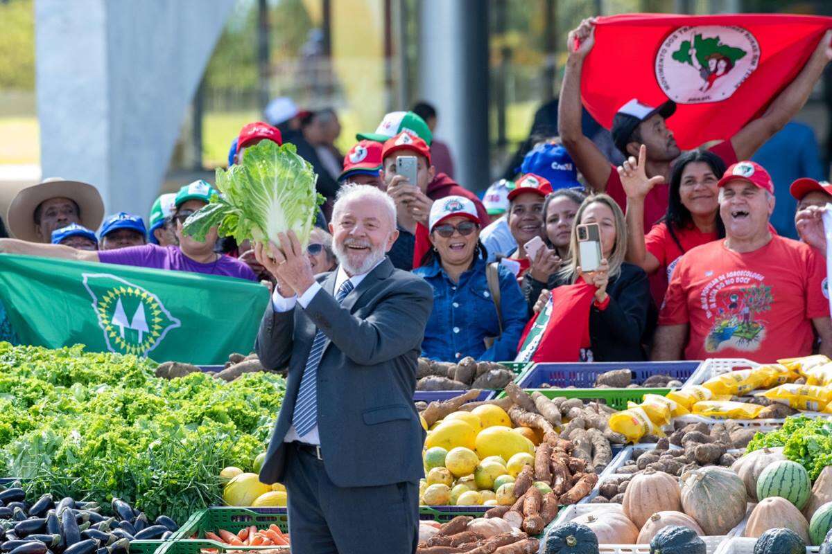 Lula se reúne com direção do MST em meio a pressão por assentamentos