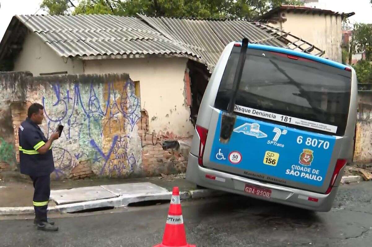 Três ficam feridos após ônibus destruir muro e invadir casa em SP