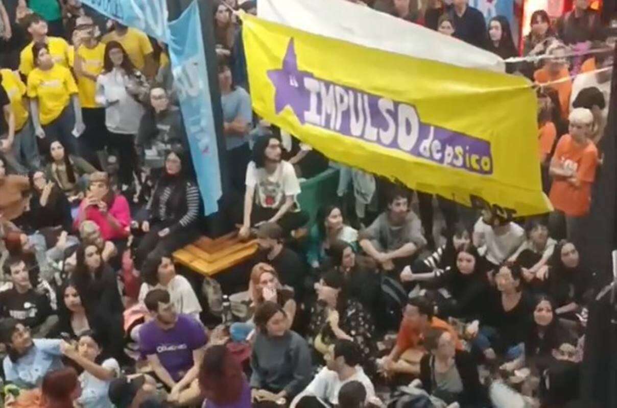 Argentina: universidades entram em greve após Milei vetar orçamento