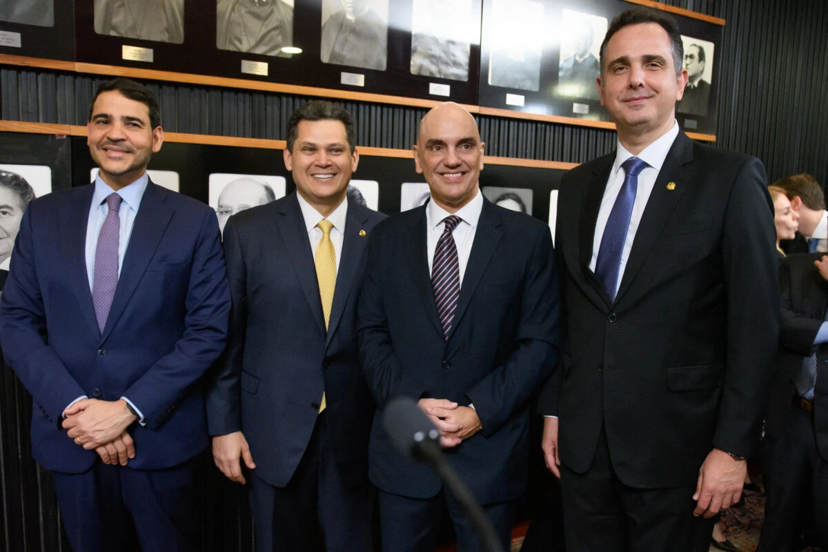 Jantar em homenagem a Moraes reúne Alckmin, Alcolumbre e Motta
