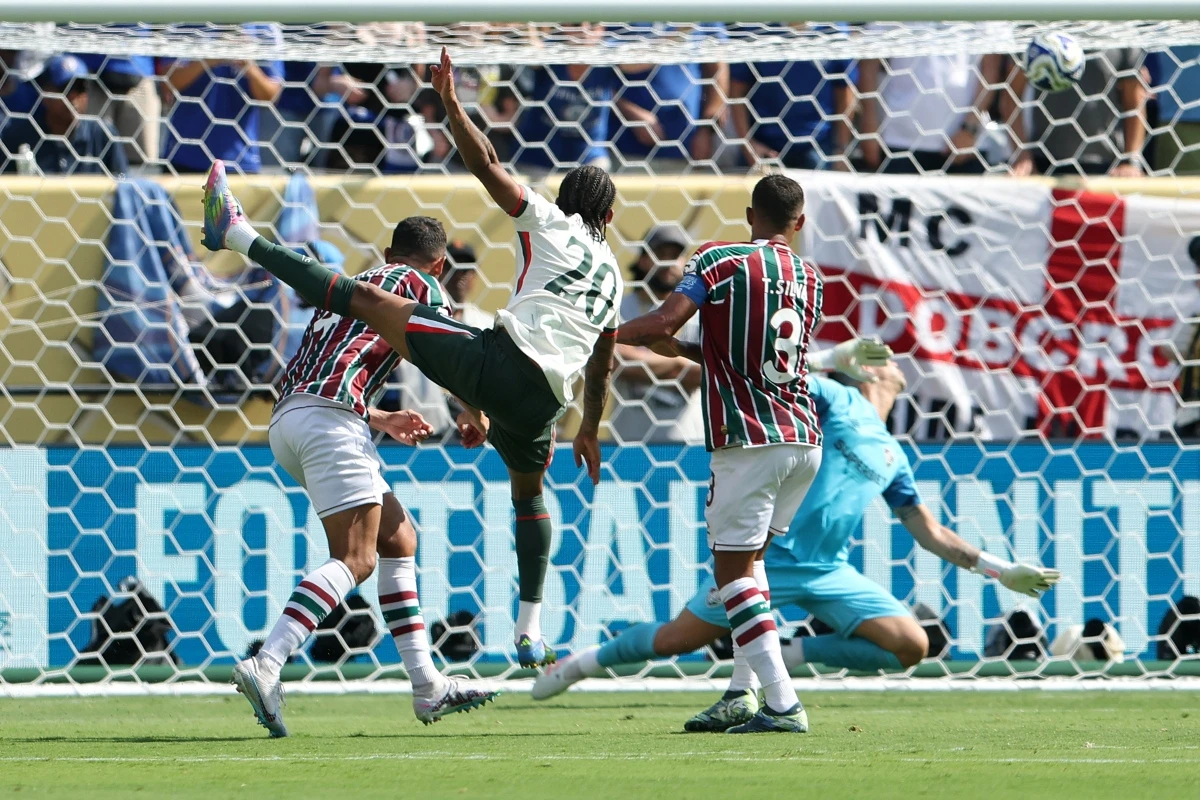 Fábio é a maior vítima de João Pedro, autor de dois gol para o Chelsea