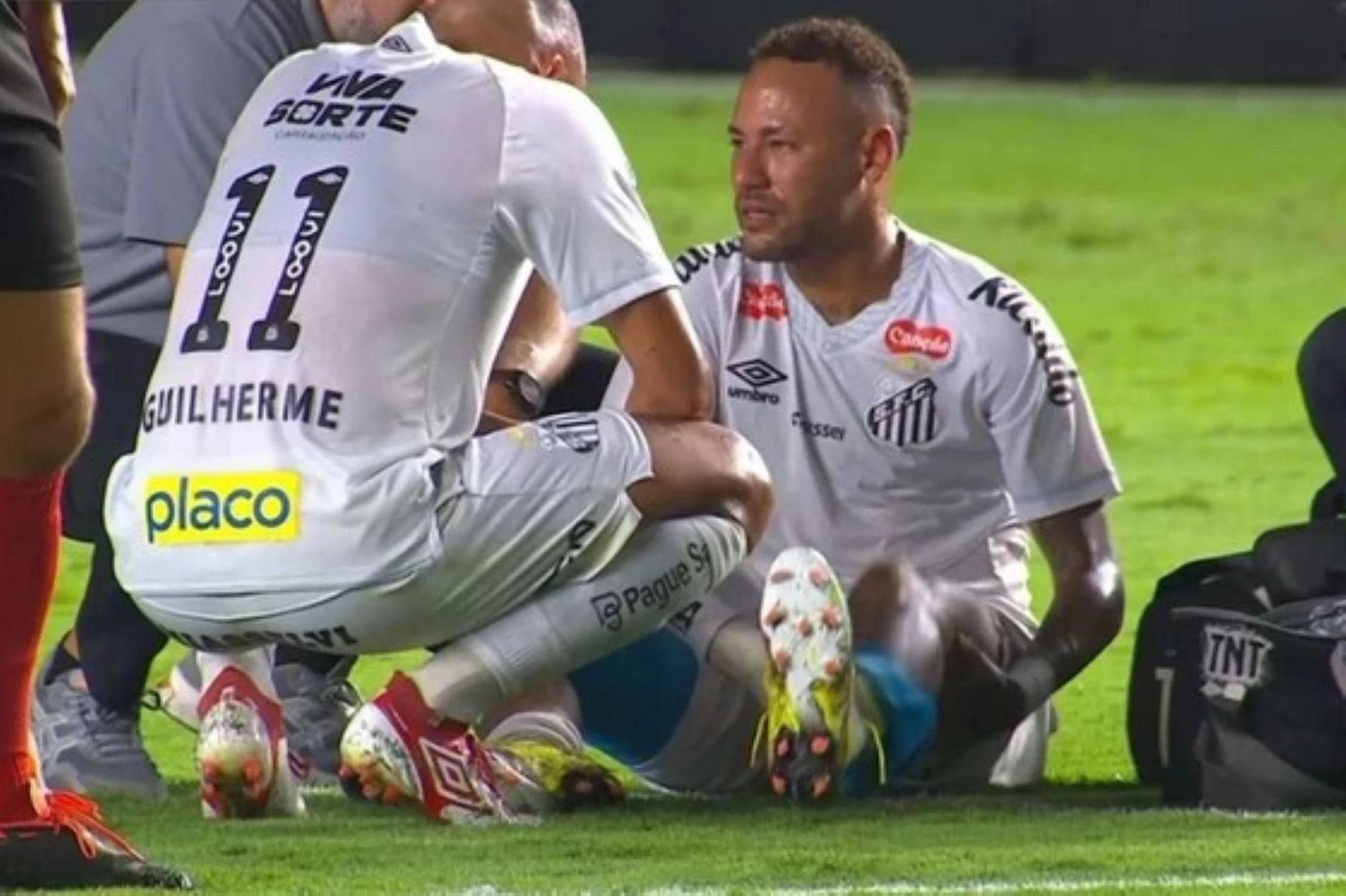 Web detona Neymar após lesão: “Só se machuca em véspera de feriado”