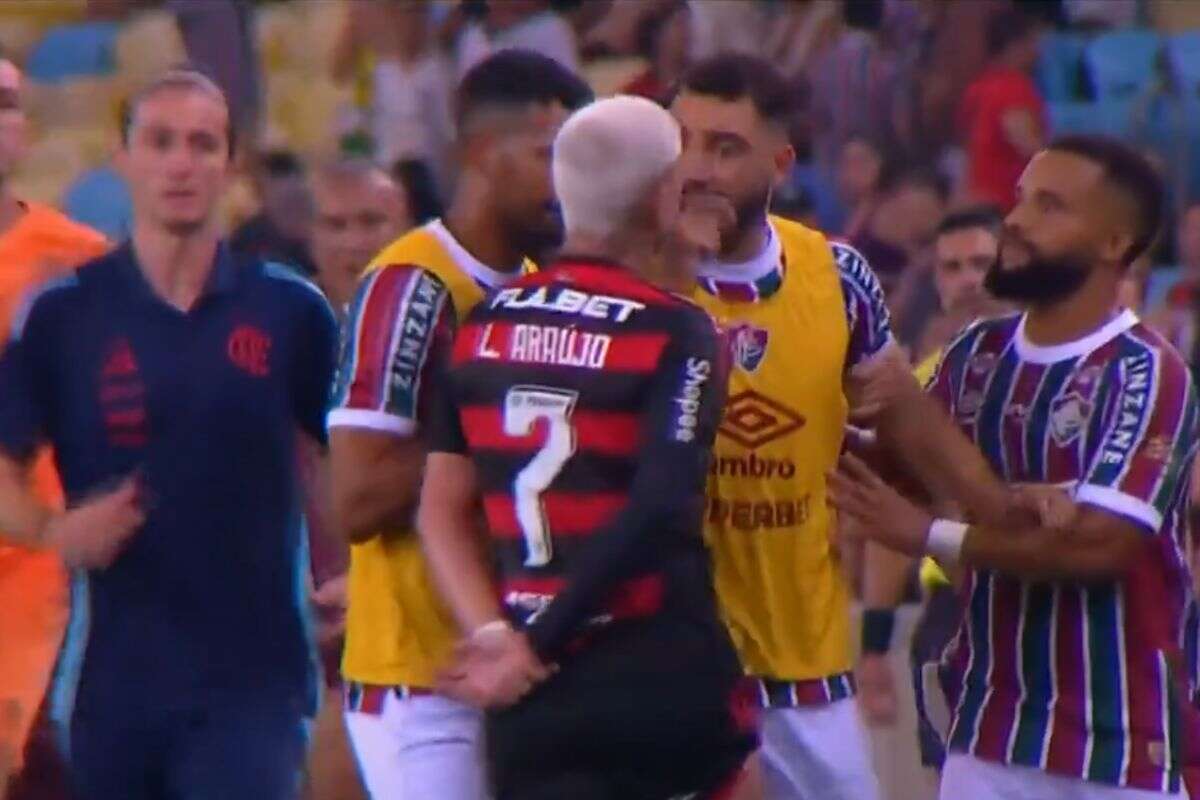 Freytes e Luiz Araújo brigam ao fim de Fluminense x Flamengo. Assista