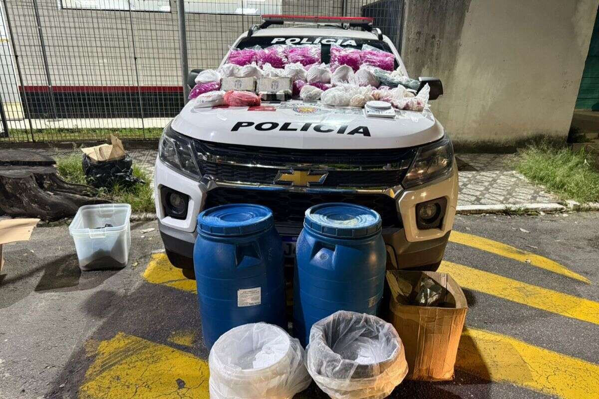 Drogas ao vento: motorista joga cocaína pela janela para fugir da PM