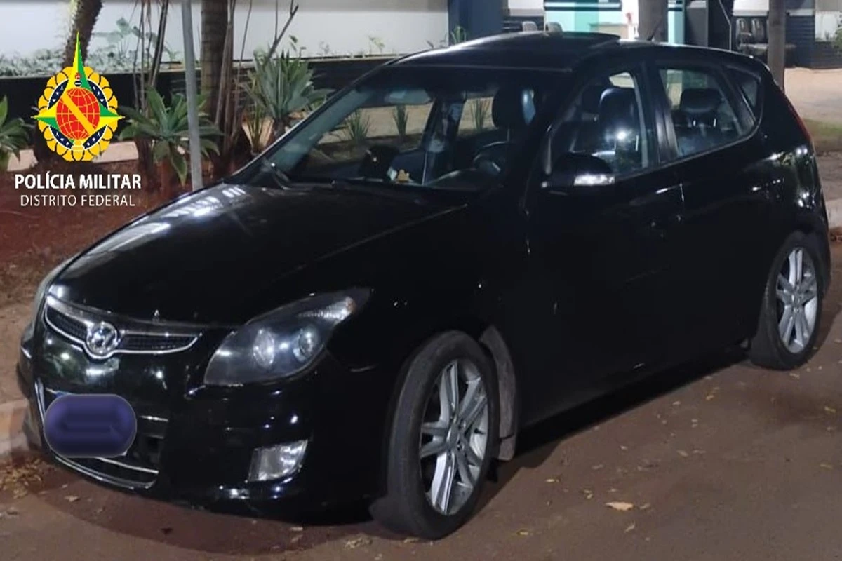 Drogas no carro: motorista foge de blitz em marcha à ré e acaba preso
