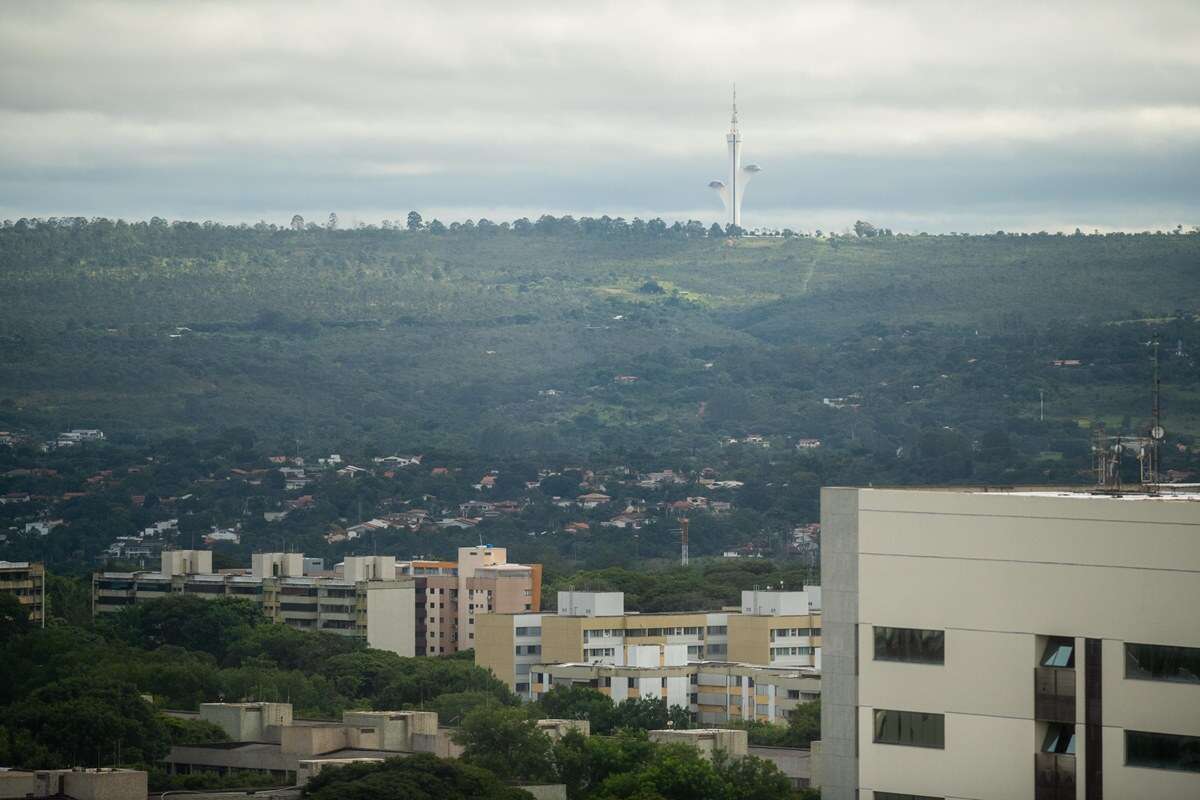 Vai chover? Após dias de calor, DF amanhece com céu nublado