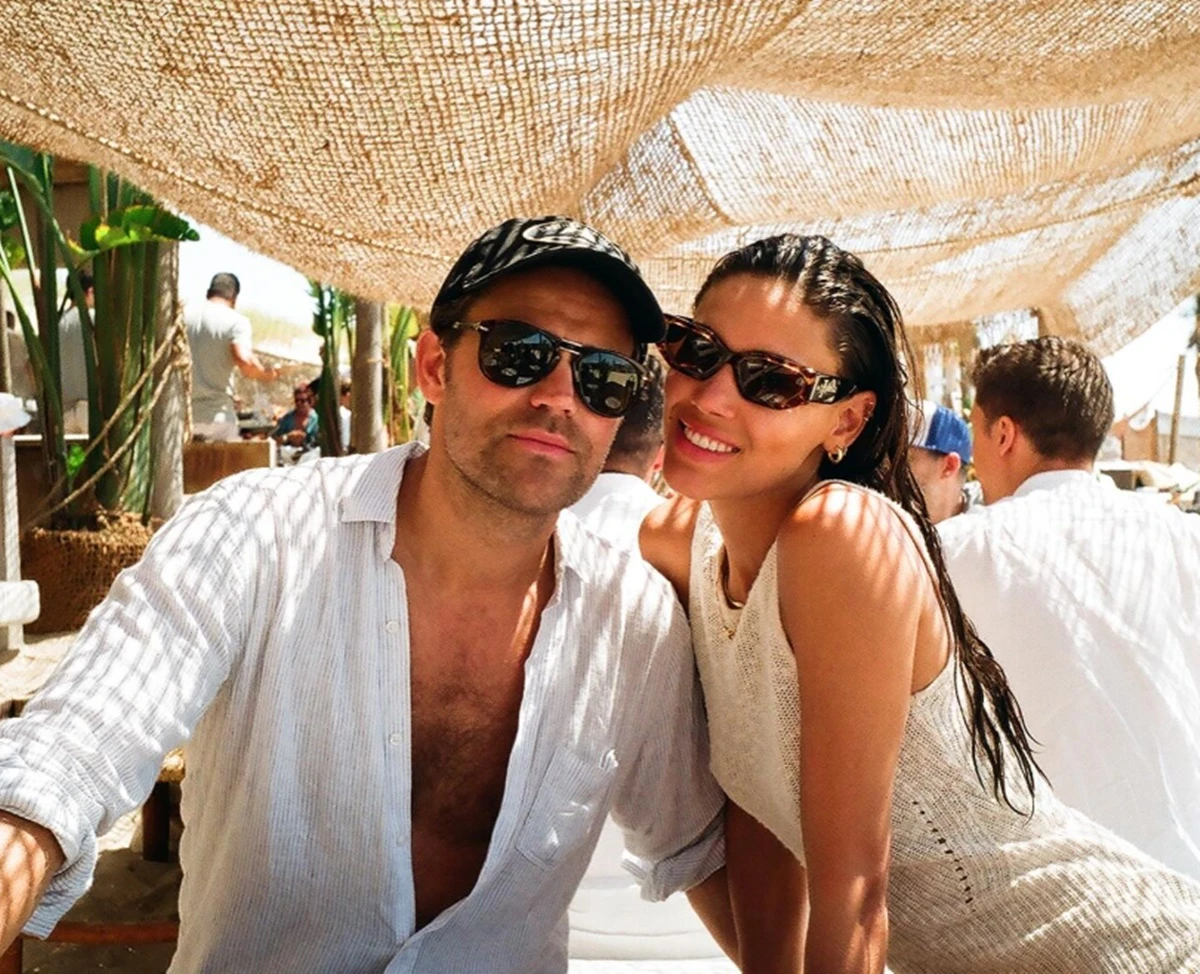 Astro de The Vampire Diaries pede modelo brasileira em casamento
