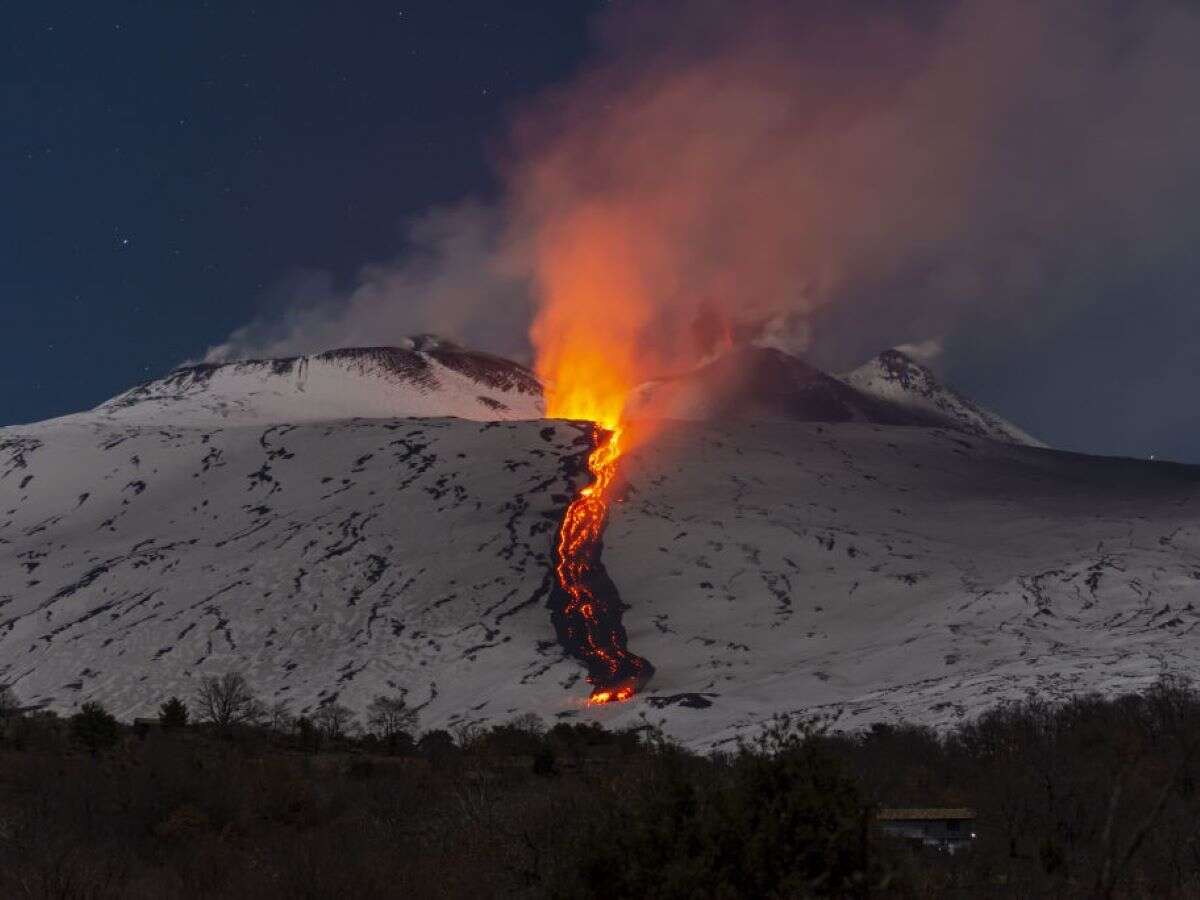 Vídeo: lava e neve se encontram após 2 dias de erupção do vulcão Etna