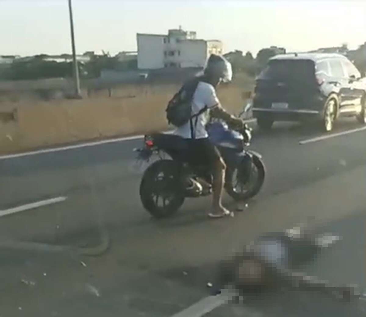 Vídeo: homem pega celular de agente que havia acabado de ser executado