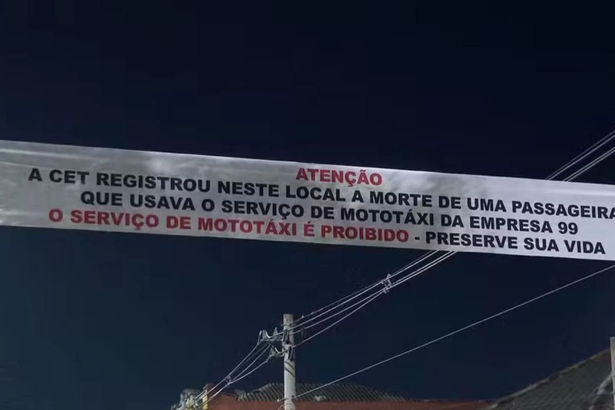Com faixa, Nunes sinaliza local onde passageira de moto por app morreu