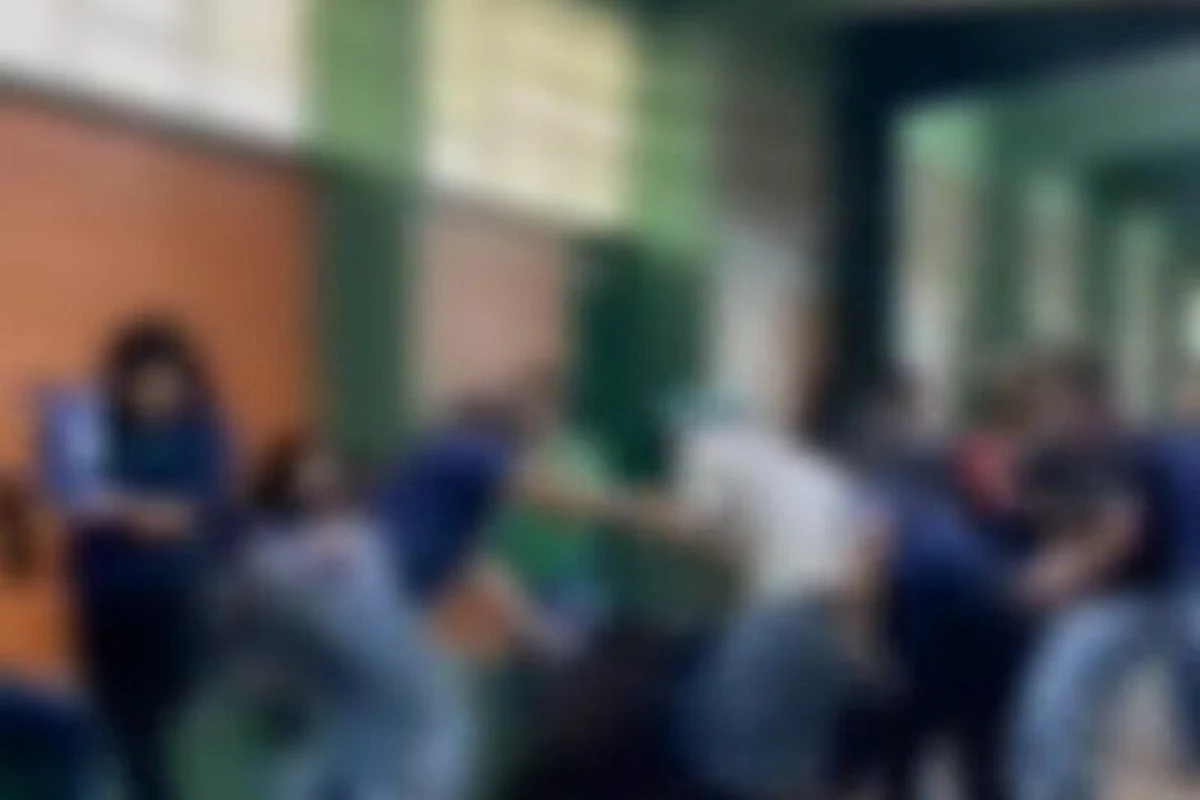 Menina é arrastada pelos cabelos durante briga em escola. Vídeo