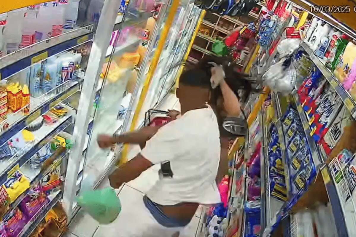 Imagens fortes: homem é preso após espancar a mulher em mercado. Vídeo