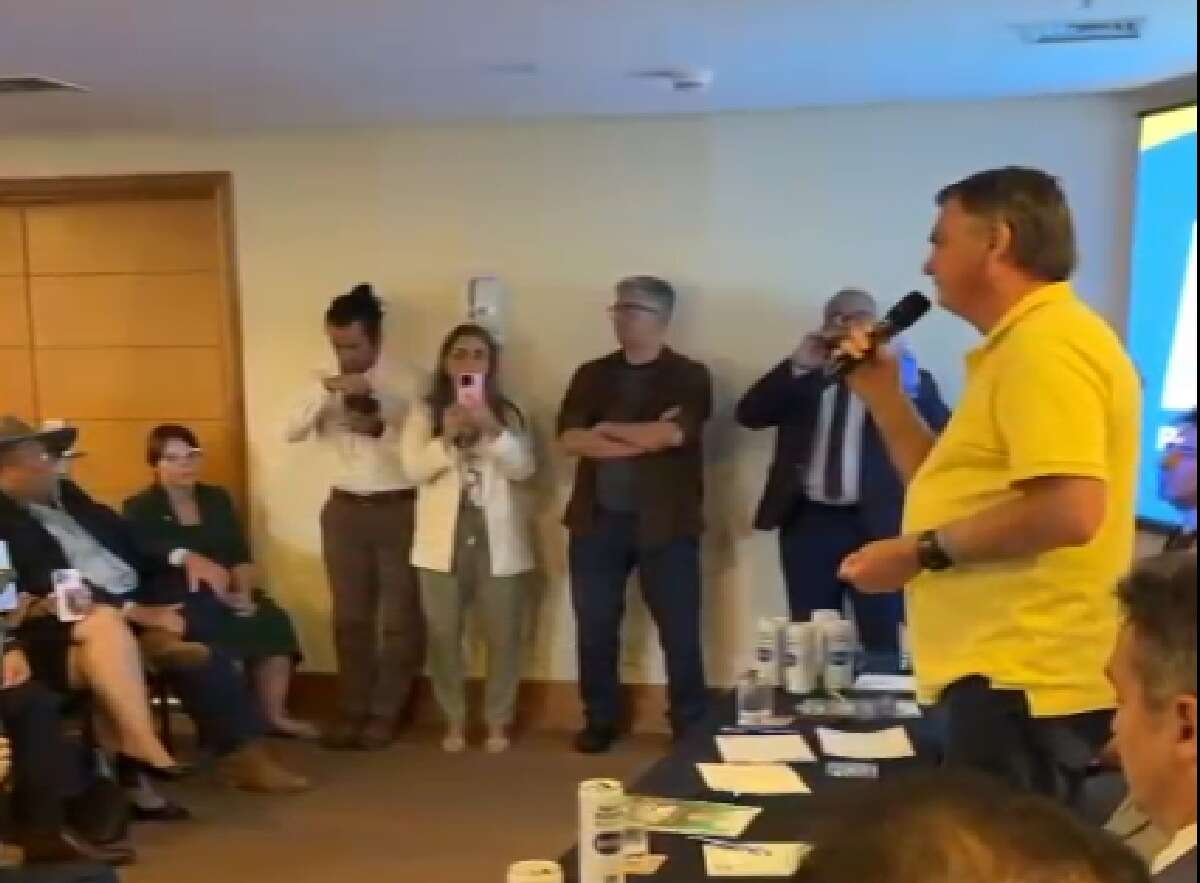 Vídeo: “se pensasse em mim, já estaria fora do Brasil”, diz Bolsonaro