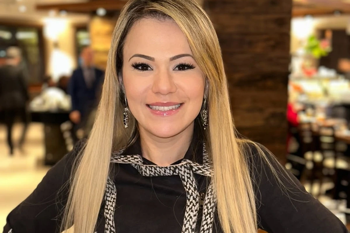 Ex-affair de Alexandre Correa, Flavinha Cheirosa beija muito em festa