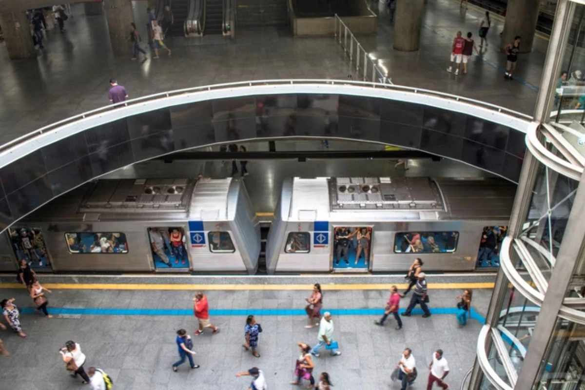 Sangue no metrô: passageiro se fere ao exceder limite da plataforma