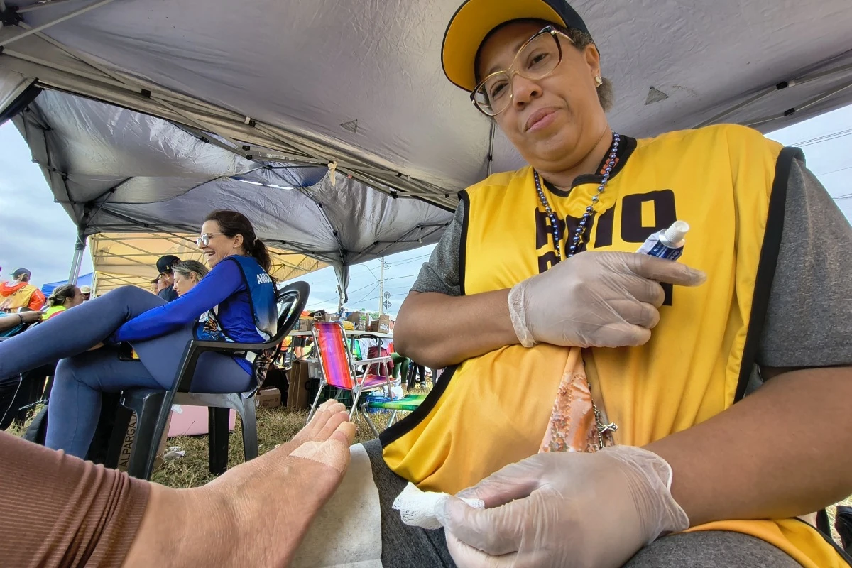 Vídeo: voluntários cuidam dos pés de peregrinos a caminho da Basílica