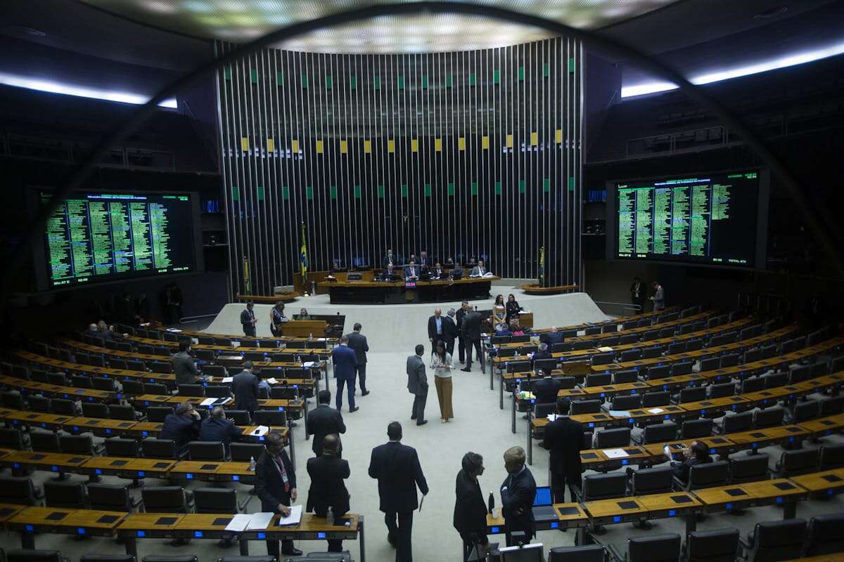 Câmara voltará a discutir reforma política que muda sistema de votação