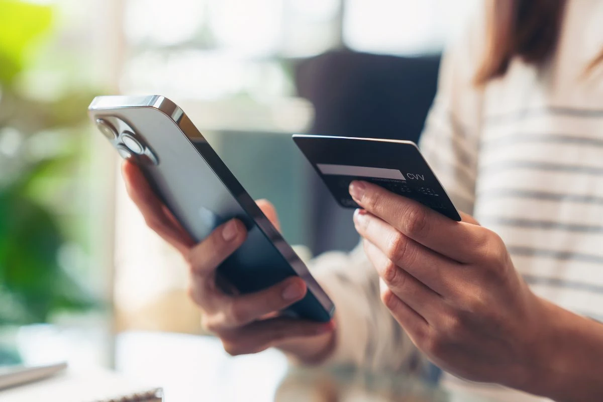 Juros do rotativo do cartão de crédito ficam em 443% em abril, diz BC
