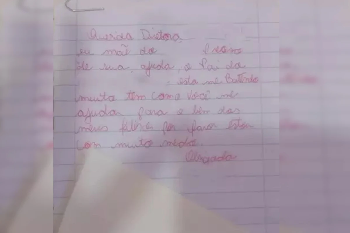 “Medo”: mulher é salva de cárcere ao enviar bilhete à escola do filho