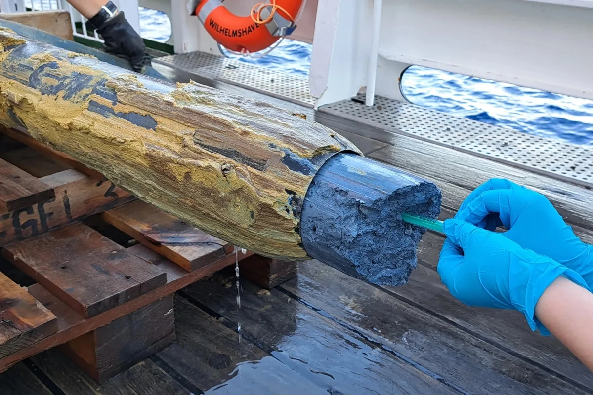 Sinais de vida em gosma vulcânica azul surpreendem cientistas. Entenda