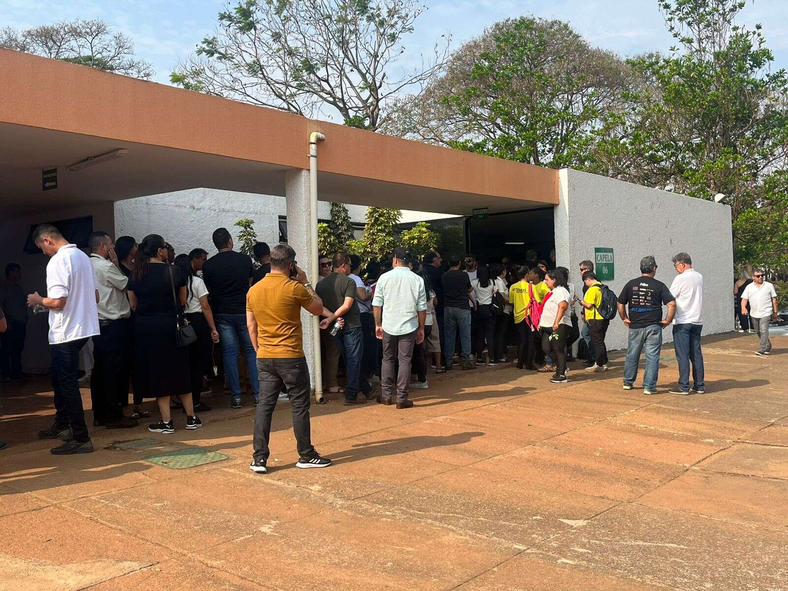 Amigos e familiares se despedem de dono da Pão Dourado