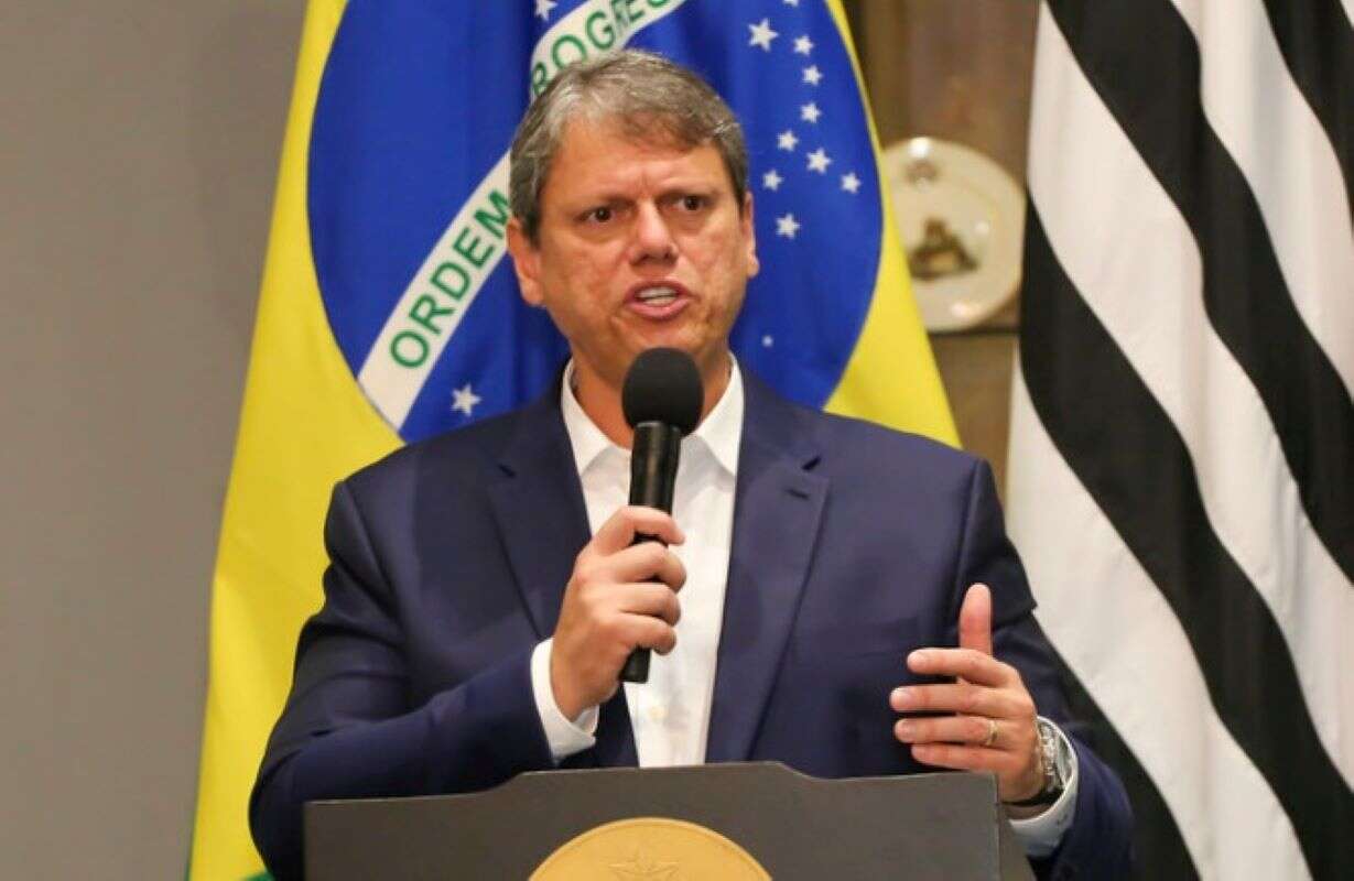 Tarcísio avisa a aliados que desistiu de se filiar ao PL de Bolsonaro