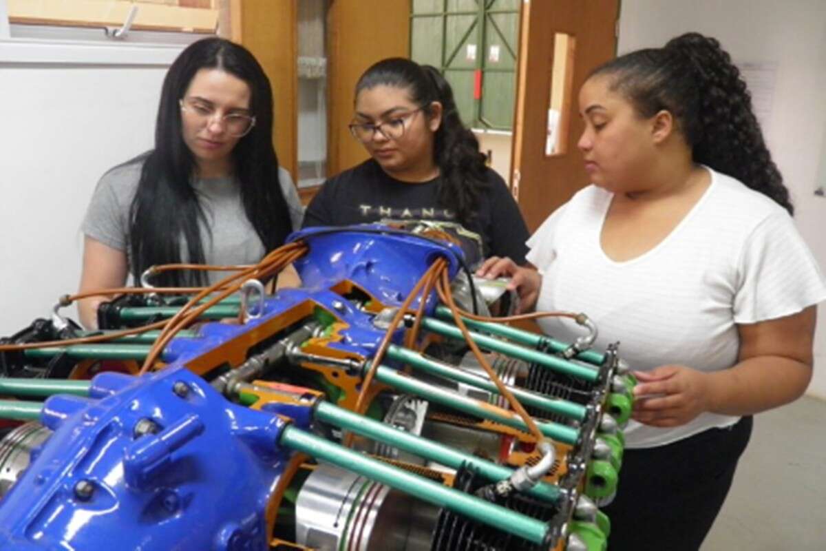 Programa promove a capacitação de mulheres em manutenção aeronáutica