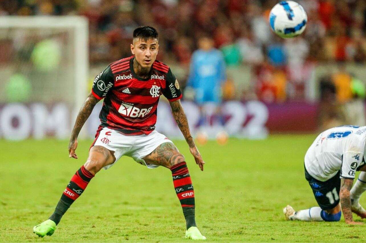 Jogador do Flamengo nega rumores de negociações com clube do Chile