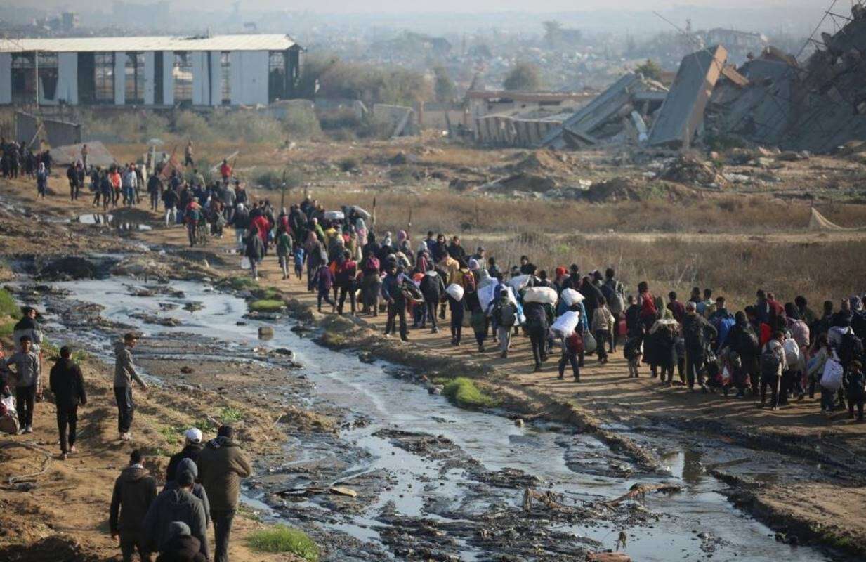 Milhares de palestinos fazem fila humana na volta a Gaza; veja imagens