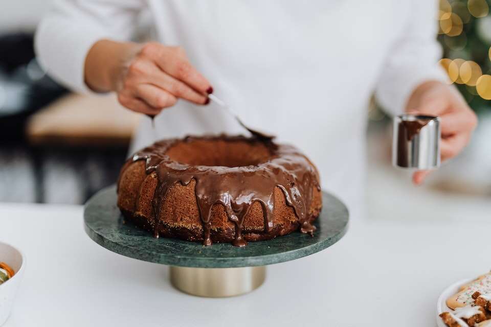 Bolo de chocolate com café: aprenda a fazer o doce fácil e fofinho