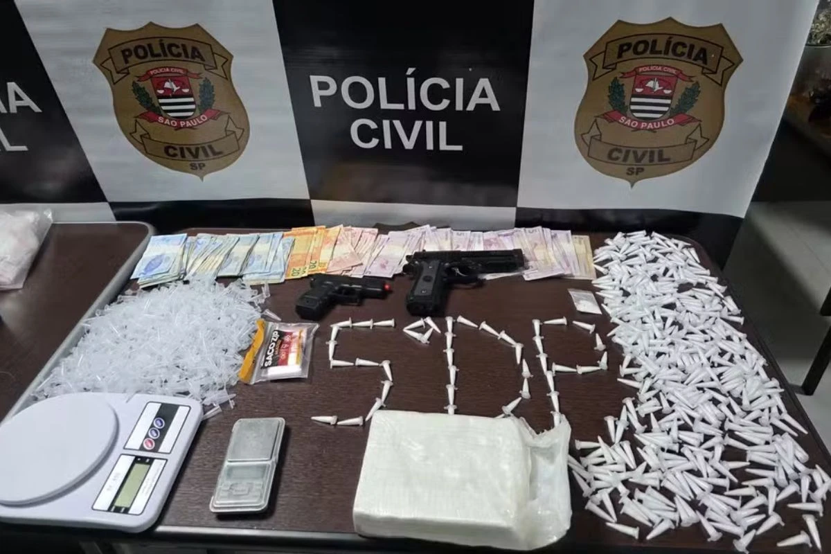 Dono de lanchonete é preso após polícia achar drogas atrás de espelho