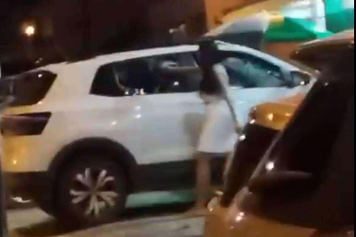 Com pedra, mulher destrói carro de marido que estava na farra. Vídeo