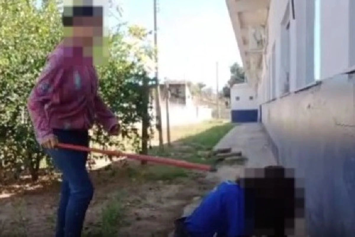 Estudantes usam cabo de vassoura para agredir colega de aula. Vídeo