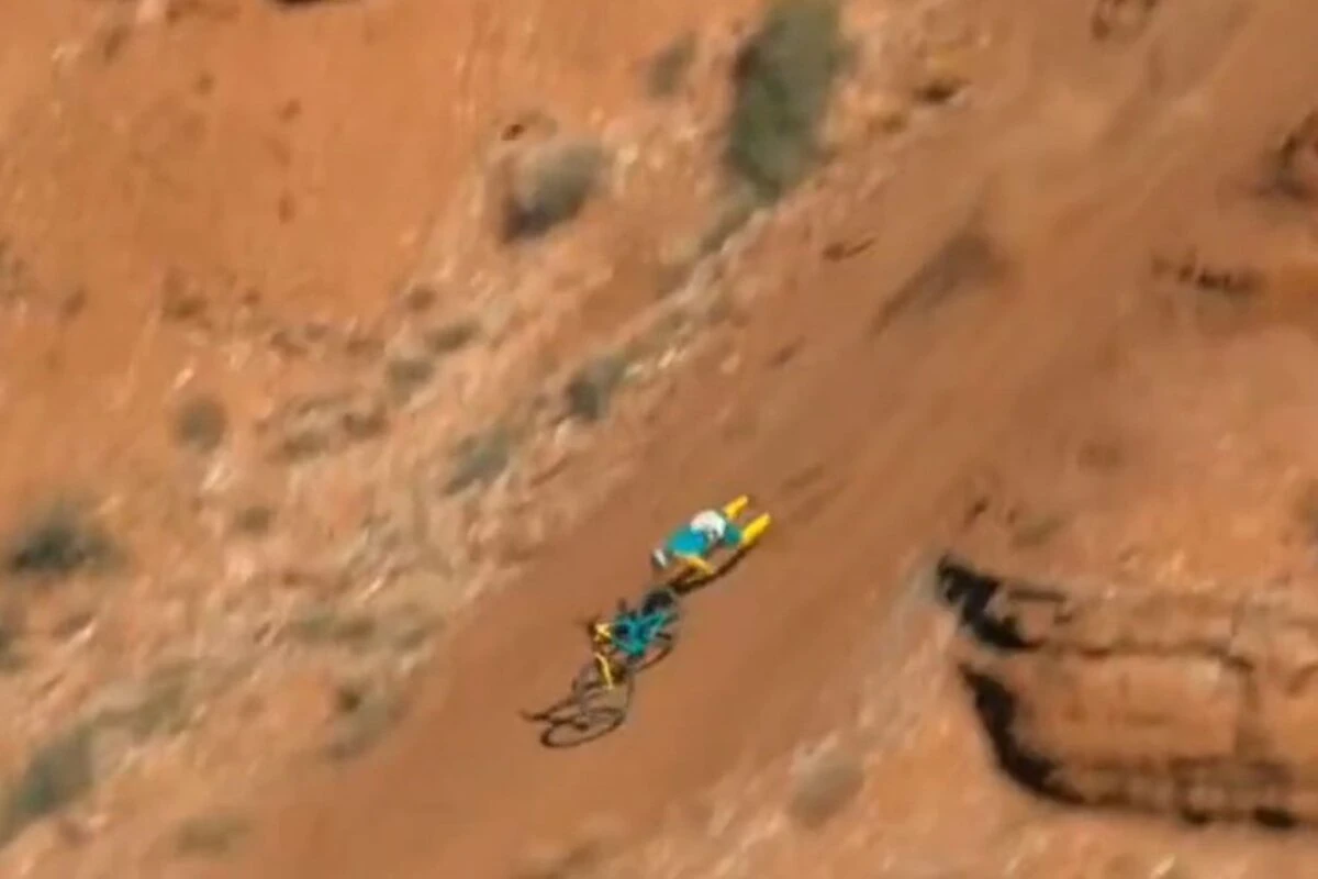 Vídeo: ciclista cai de penhasco durante manobra arriscada nos EUA
