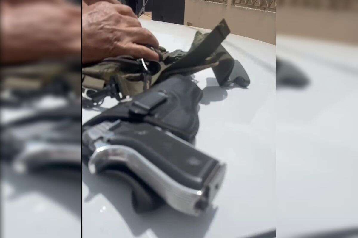 CAC tem duas armas apreendidas e aparece armado em delegacia