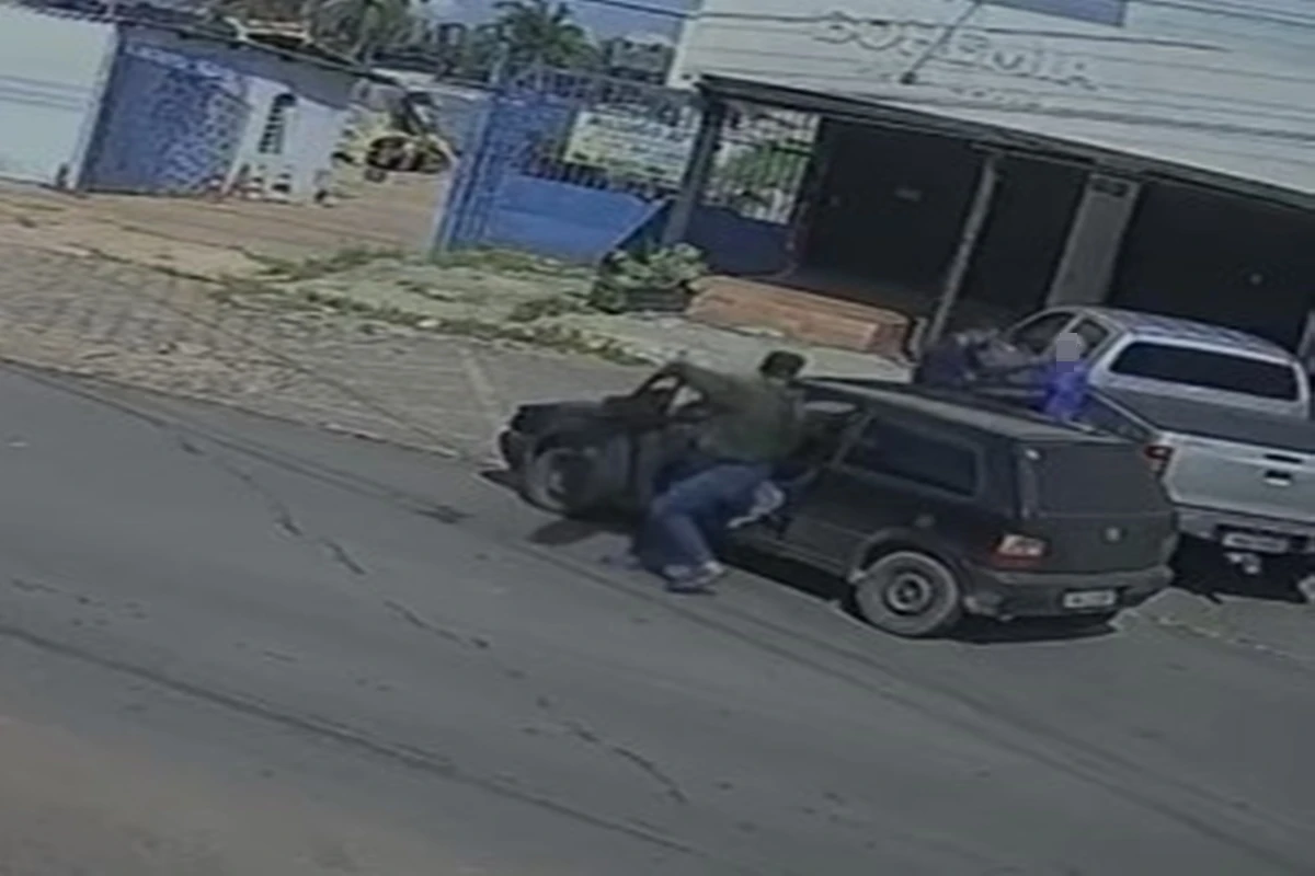Motorista é assaltado à luz do dia ao sair de caminhonete no DF. Vídeo