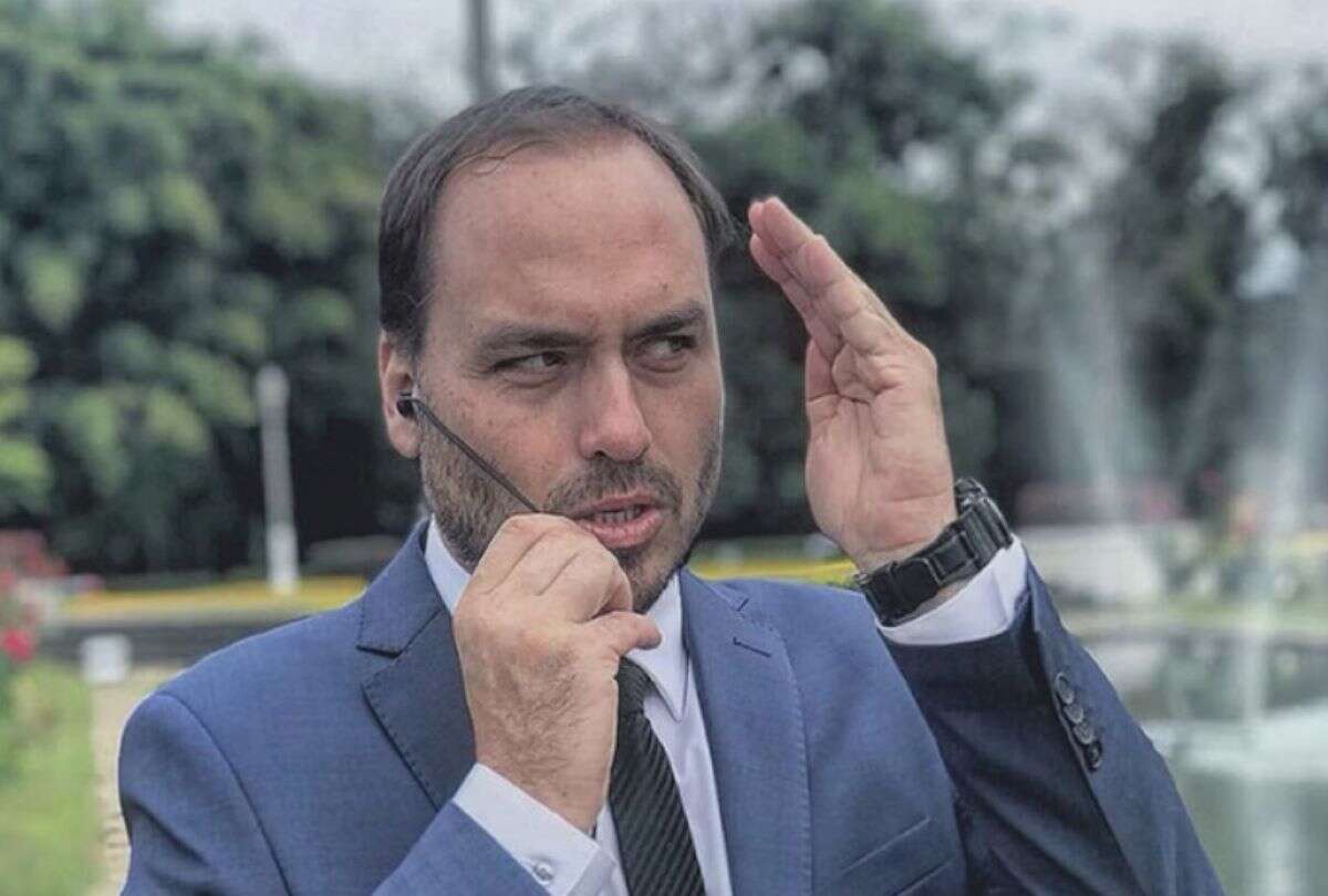 Policial homenageado por Carlos Bolsonaro é afastado após suspeita