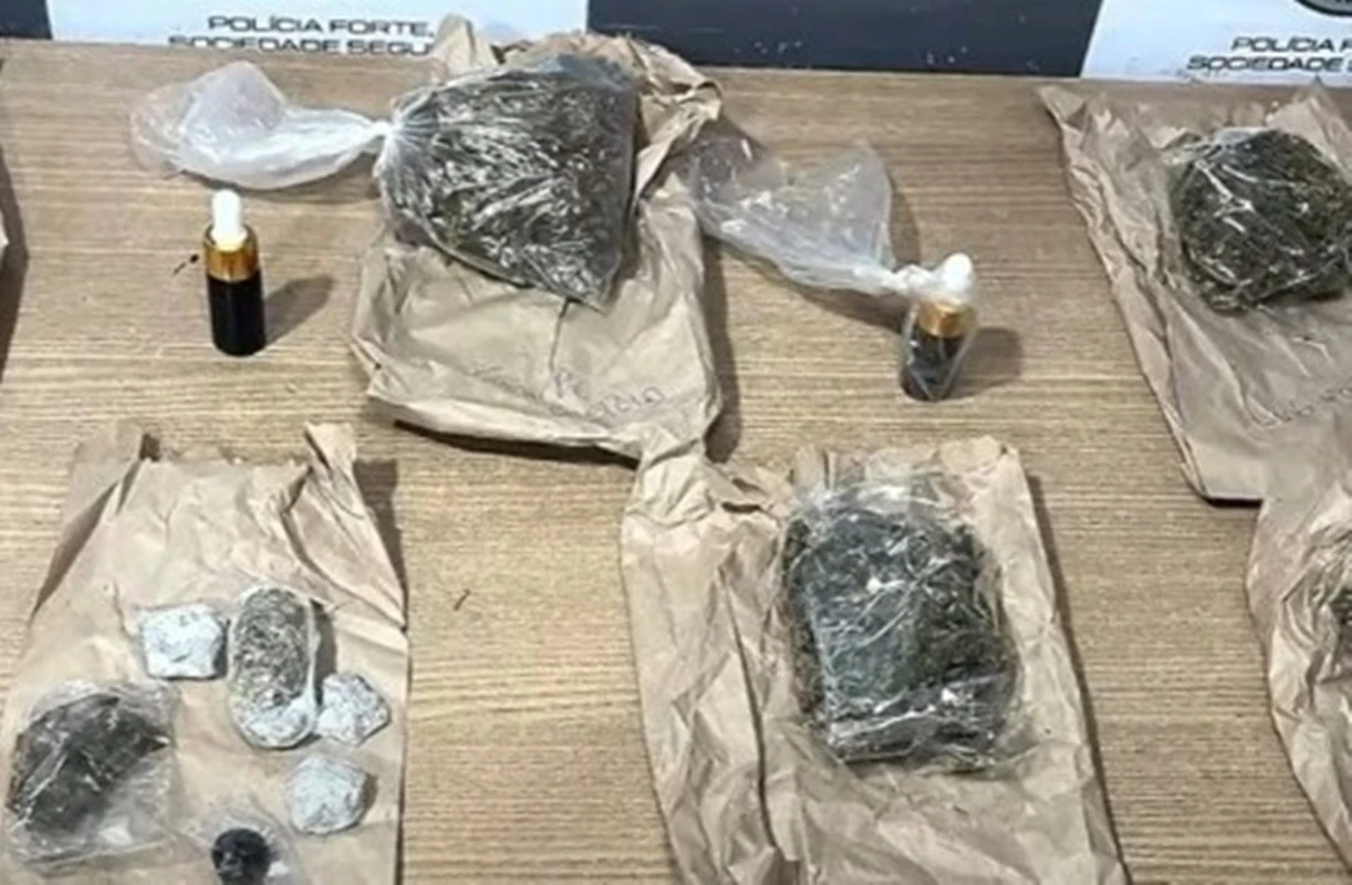 Homem fecha viatura e é preso com droga em nome de destinatários