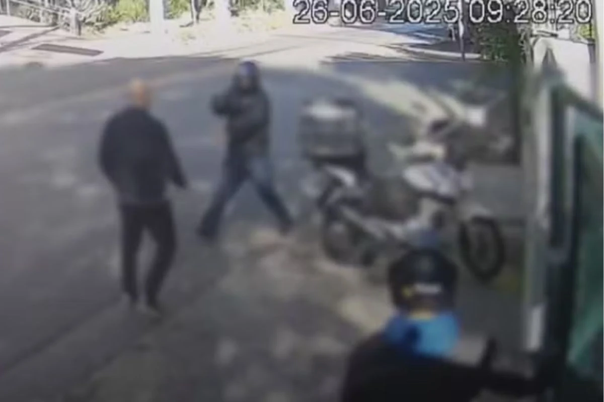 Vídeo: em 7 segundos, motociclista aborda e assalta homem em Pinheiros