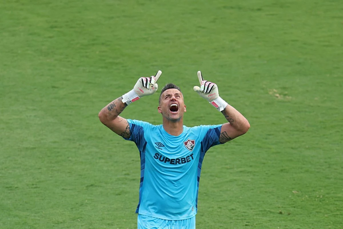 Vídeo: Fábio se pronuncia após bater recorde de jogos oficiais