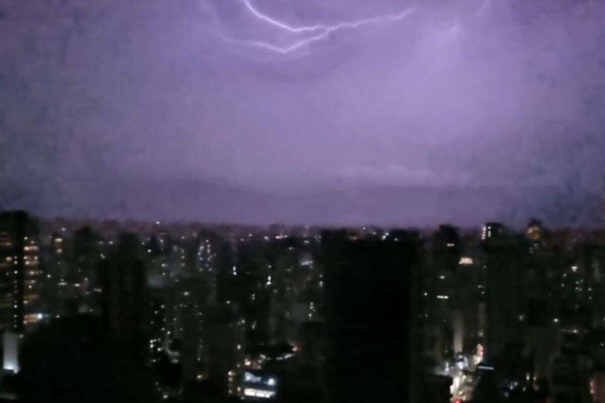 É show do Alok?”, perguntam as redes sobre tempestade de raios em SP