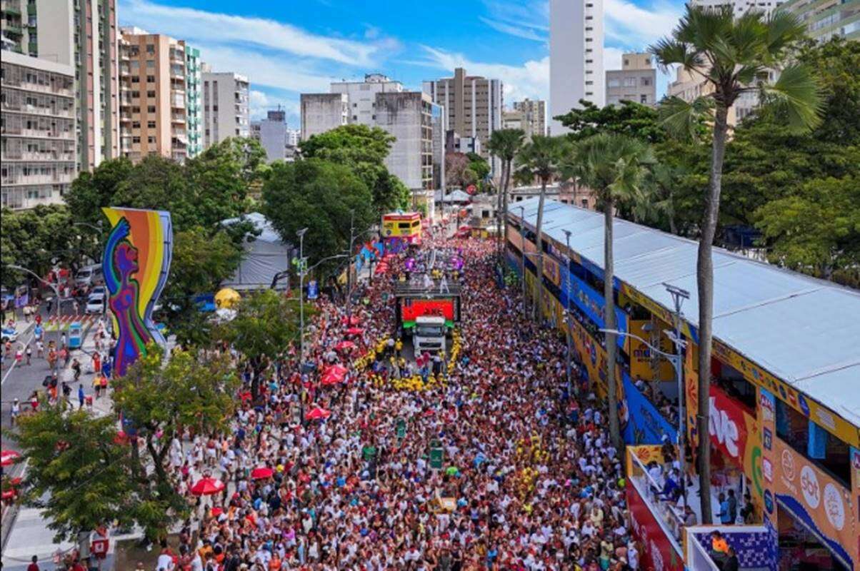 Alegria, confete e serpentina: confira imagens do Carnaval pelo país