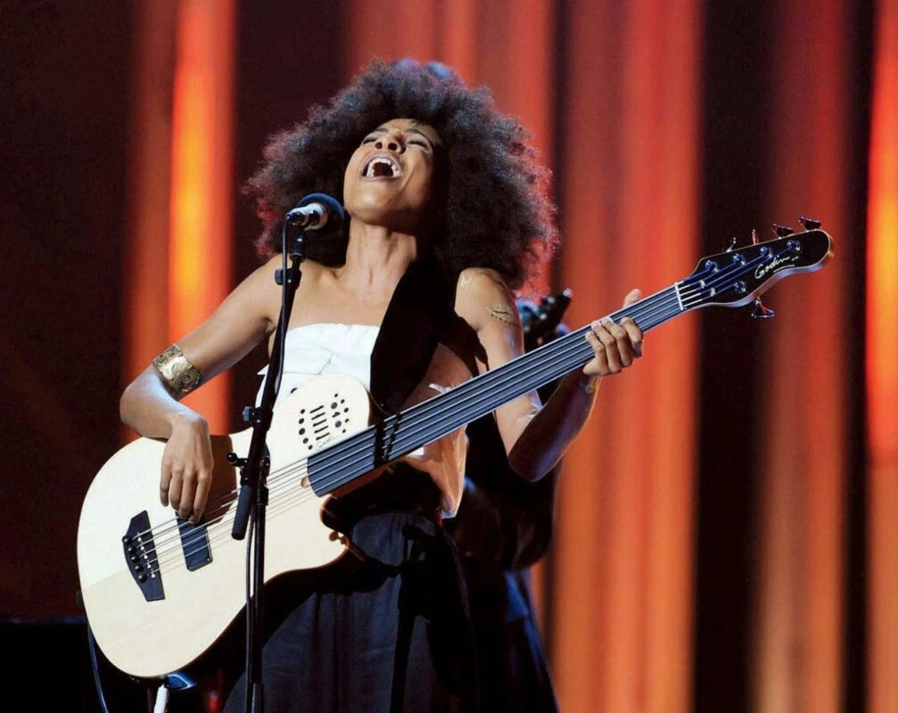 Improviso e espiritualidade marcarão show de Esperanza Spalding no DF