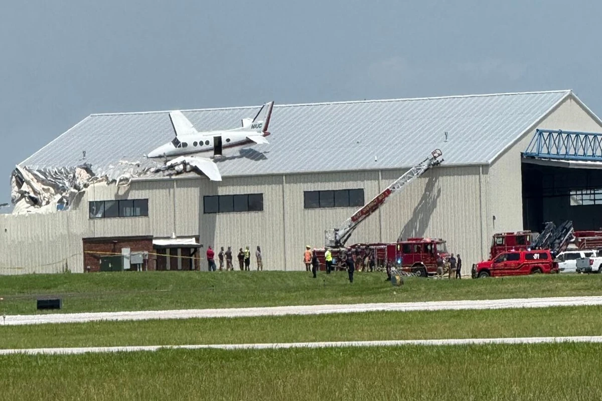 Dois ficam feridos após avião cair em telhado de hangar nos EUA