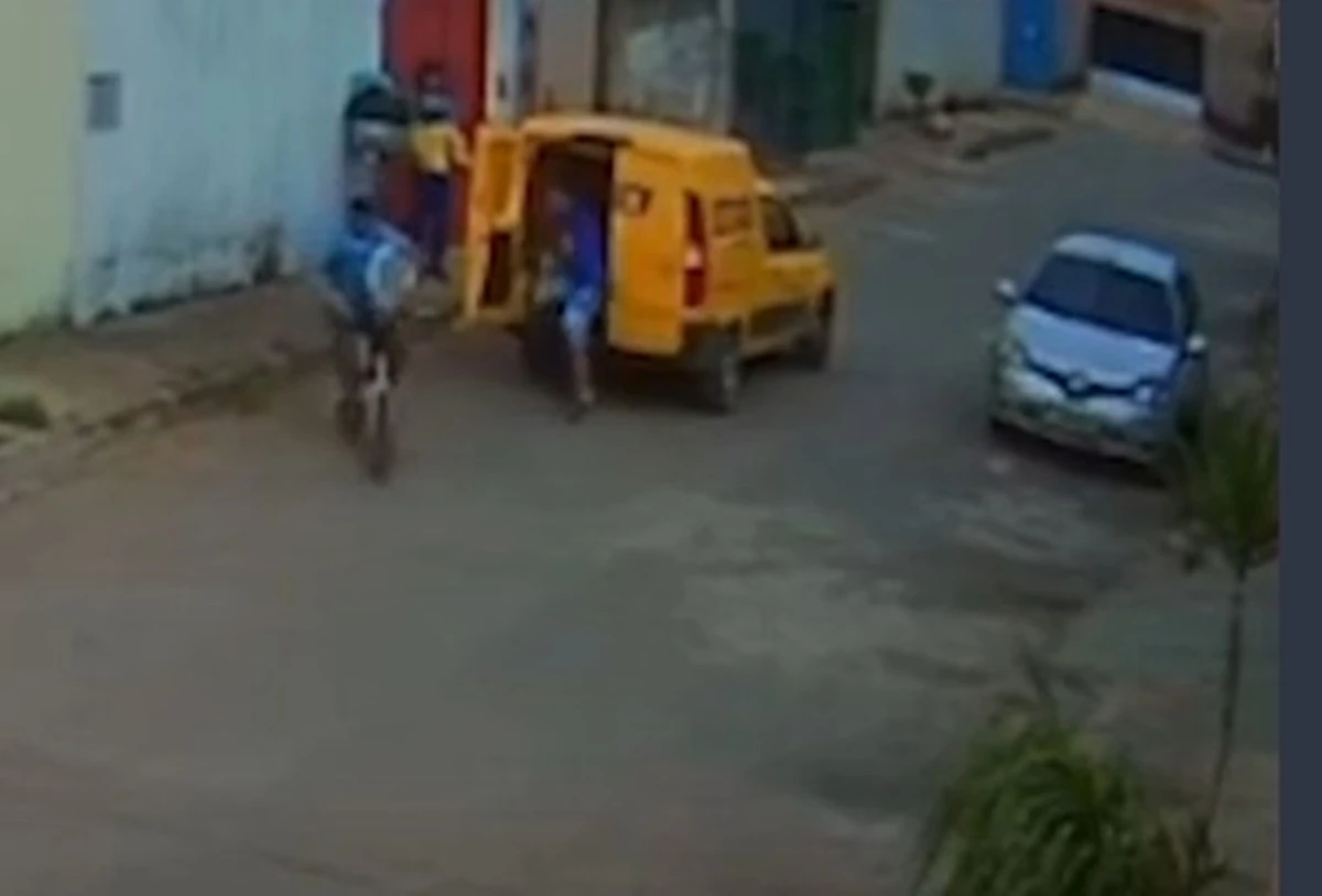 Vídeo: dupla armada rende entregador e rouba encomendas no DF